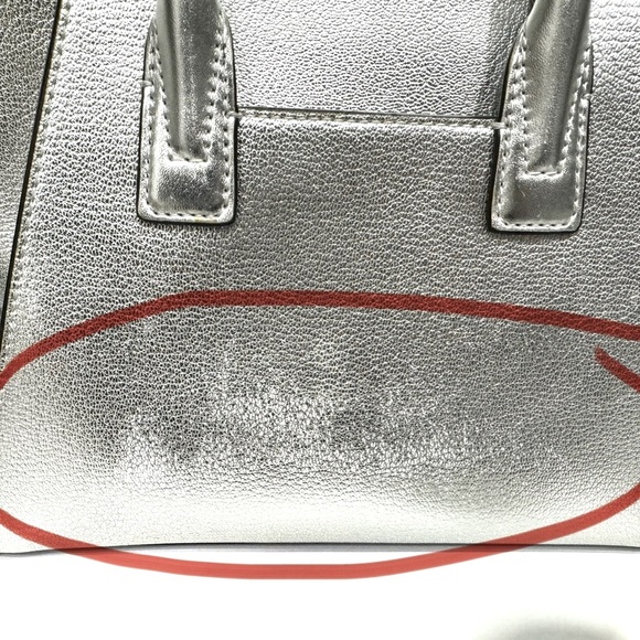 Michael Kors Avril Silver Leather
Satchel. Preloved/preowned. - Picture 7 of 10